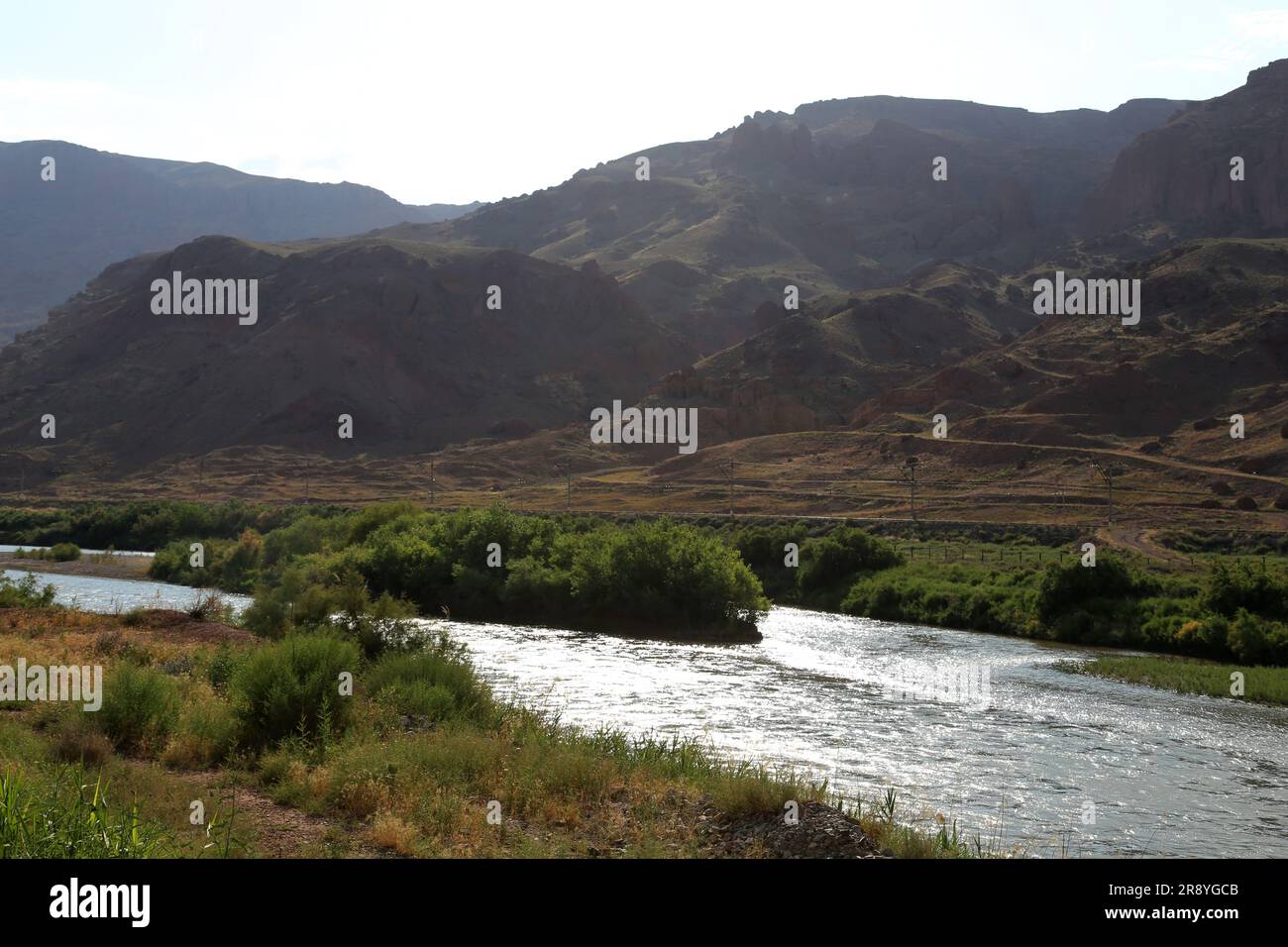 21 de junio de 2023, Jolfa, Azerbaiyán Oriental, Irán: Una vista del río Aras en la frontera entre el noroeste de Irán y Azerbaiyán. El Aras (los Araks, Arax, Araxes, o Araz) es un río en el Cáucaso. Se levanta en el este de Turquía y fluye a lo largo de las fronteras entre Turquía y Armenia, entre Turquía y el exclave de Najicheván de Azerbaiyán, entre Irán y Azerbaiyán y Armenia, y, finalmente, a través de Azerbaiyán, donde desemboca en el río Kura. Drena el lado sur de las montañas del Cáucaso Menor, mientras que el Kura drena el lado norte del Cáucaso Menor. La longitud total del río es Foto de stock