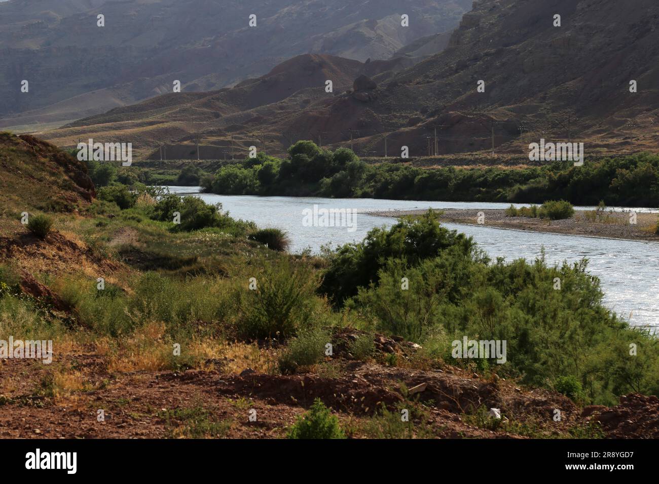 21 de junio de 2023, Jolfa, Azerbaiyán Oriental, Irán: Una vista del río Aras en la frontera entre el noroeste de Irán y Azerbaiyán. El Aras (los Araks, Arax, Araxes, o Araz) es un río en el Cáucaso. Se levanta en el este de Turquía y fluye a lo largo de las fronteras entre Turquía y Armenia, entre Turquía y el exclave de Najicheván de Azerbaiyán, entre Irán y Azerbaiyán y Armenia, y, finalmente, a través de Azerbaiyán, donde desemboca en el río Kura. Drena el lado sur de las montañas del Cáucaso Menor, mientras que el Kura drena el lado norte del Cáucaso Menor. La longitud total del río es Foto de stock