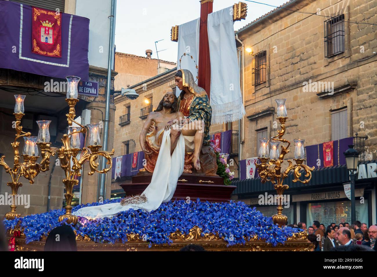 El trono con la figura de Jesucristo en la cruz junto a la Virgen María, dejando la iglesia durante la celebración de la Semana Santa en Baeza. Foto de stock