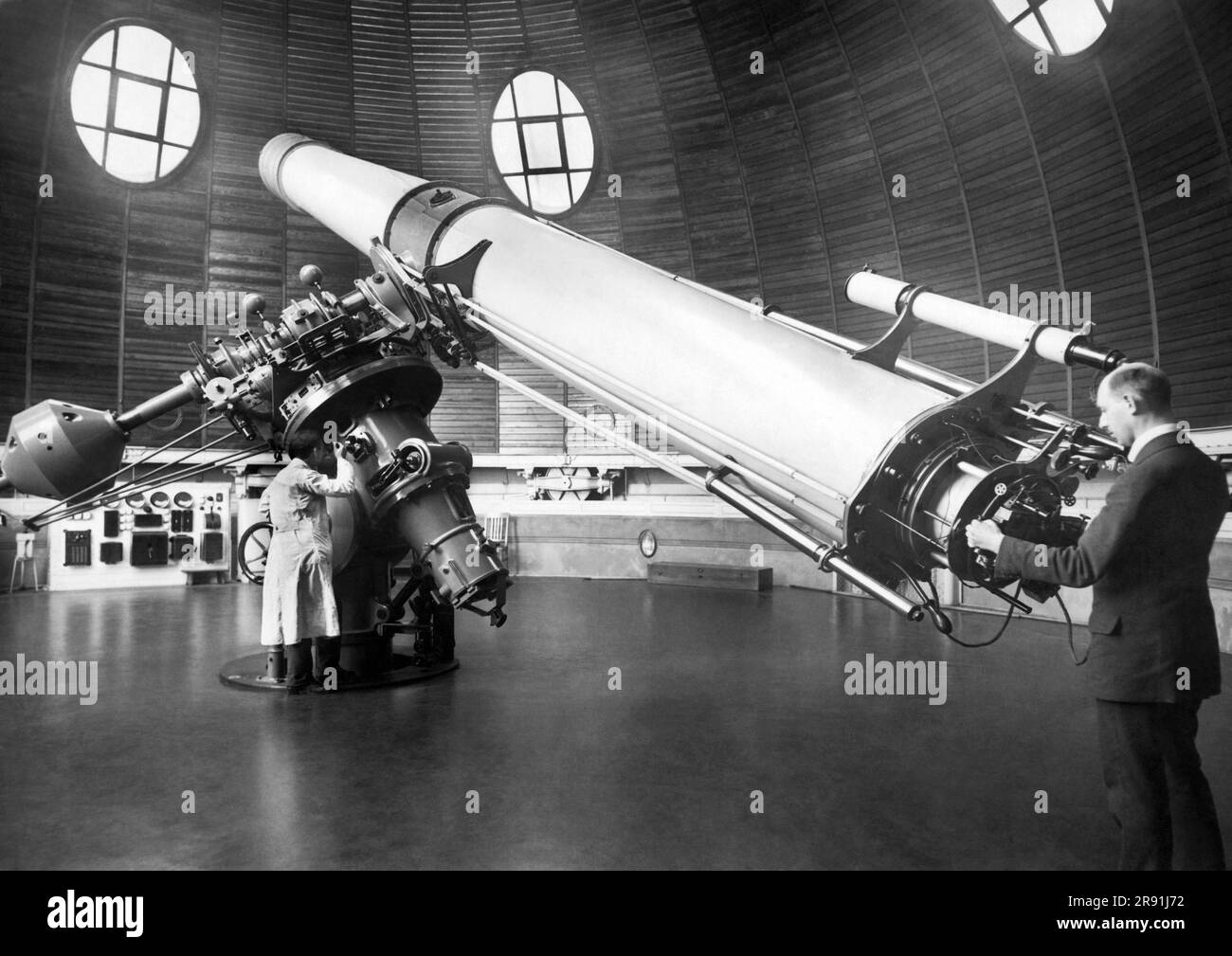Babelsberg, Alemania: c. 1924 los 65 cm. Telescopio refractor instalado en el Observatorio de la Universidad de Berlín. Foto de stock