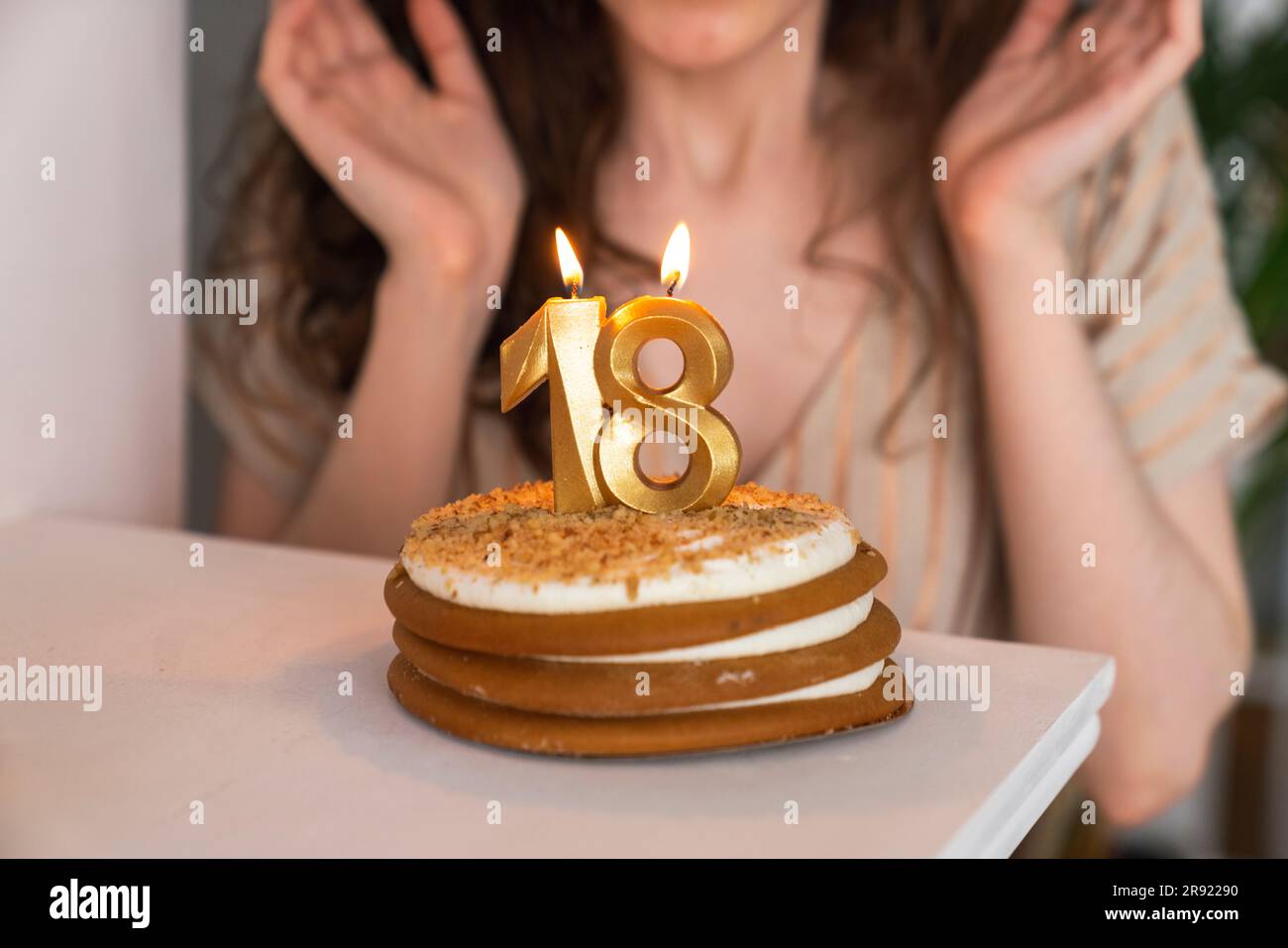 Feliz Chica De 18 Años En El Cono De Fiesta Hace Un Deseo Y Soplando Velas  En El Pastel De Cumpleaños Celebra El Cumpleaños En Cas Imagen de archivo -  Imagen de