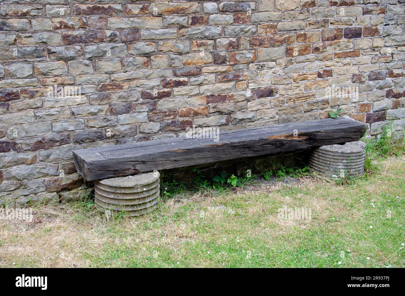 Viga de madera apoyada sobre ruedas de piedra. Abbeydale Industrial Hamlet, Sheffield Museums Foto de stock