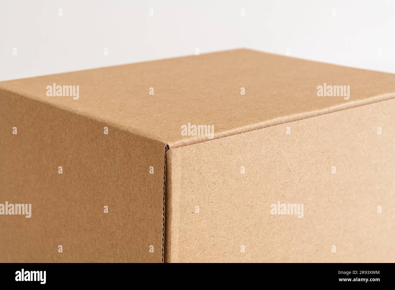 Cierre de una caja de cartón aislado en el fondo blanco Foto de stock