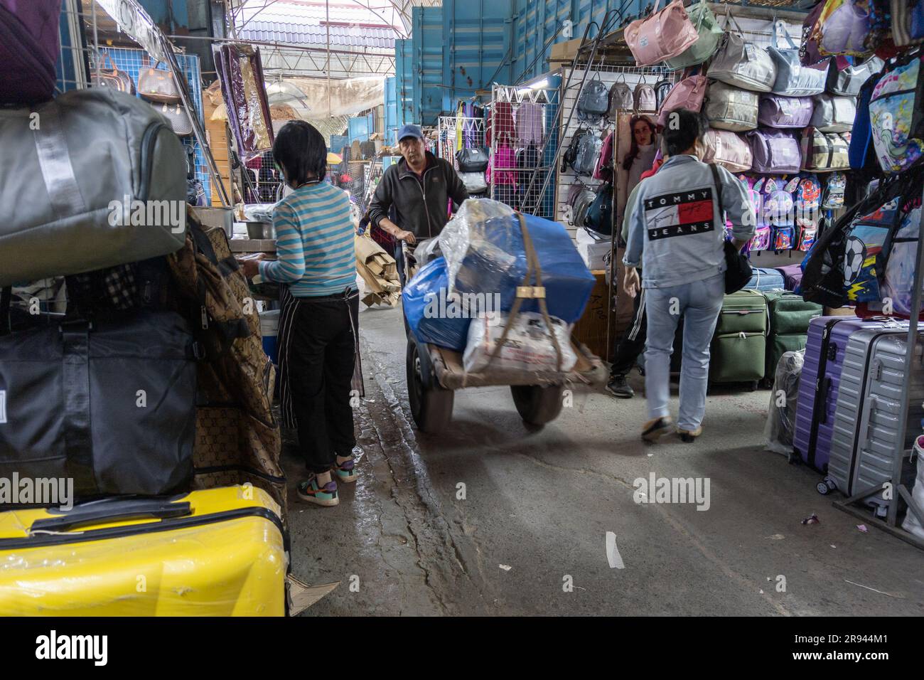 Bazar asiático Dordoi bajo techo en Bishkek, Kirguistán - 10 de octubre de 2022 Foto de stock