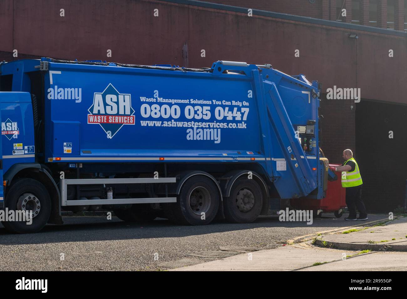 Bin men vaciando contenedores comerciales en Chester, Cheshire, Reino Unido. Foto de stock