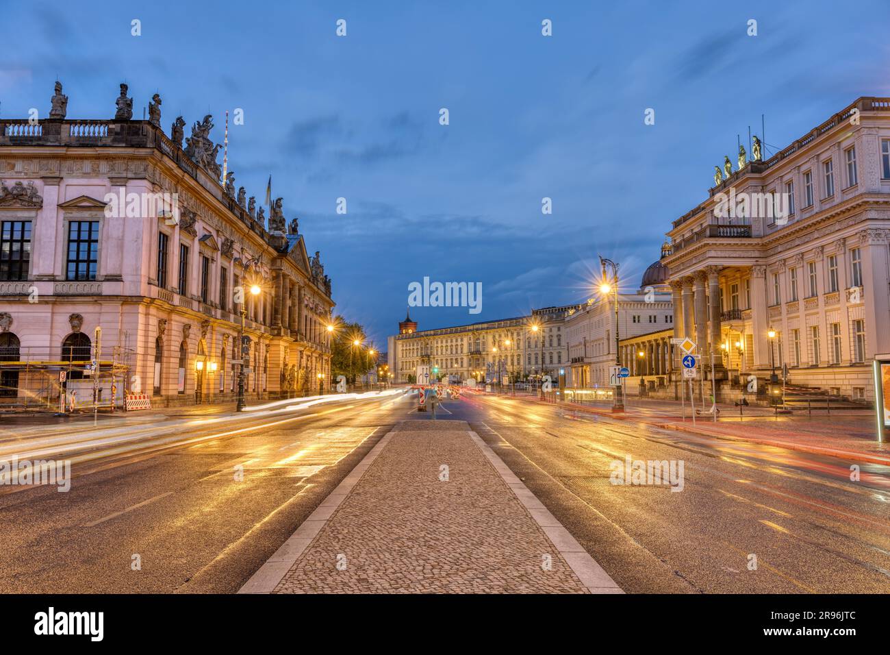 El famoso bulevar Unter den Linden en Berlín con sus edificios históricos por la noche Foto de stock