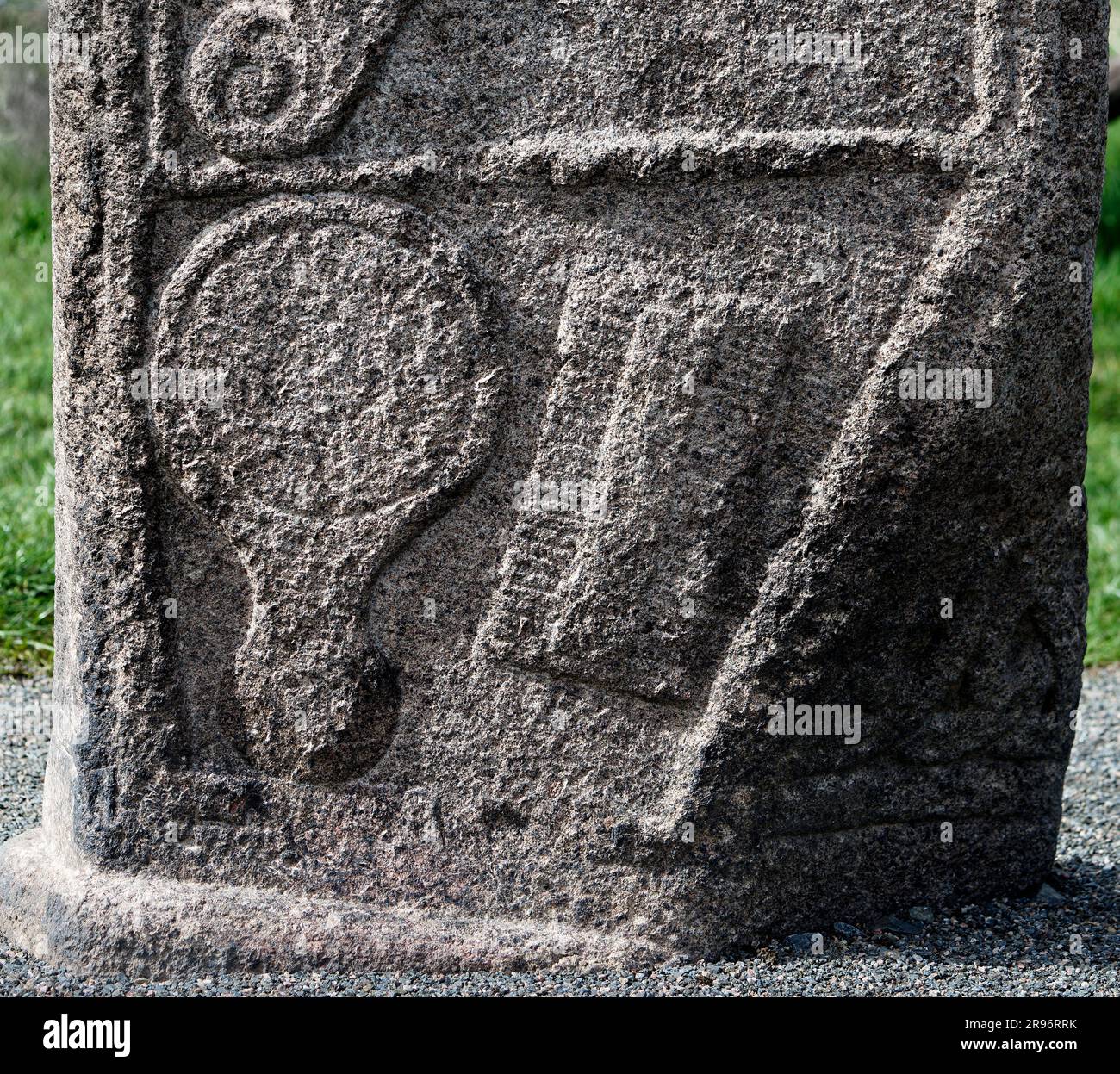 La piedra doncella. Pictish 9º C. Losa de cruz cristiana. Panel frontal oriental con motivos de espejo y peine. Capilla de Garioch, región de Grampian, Escocia Foto de stock