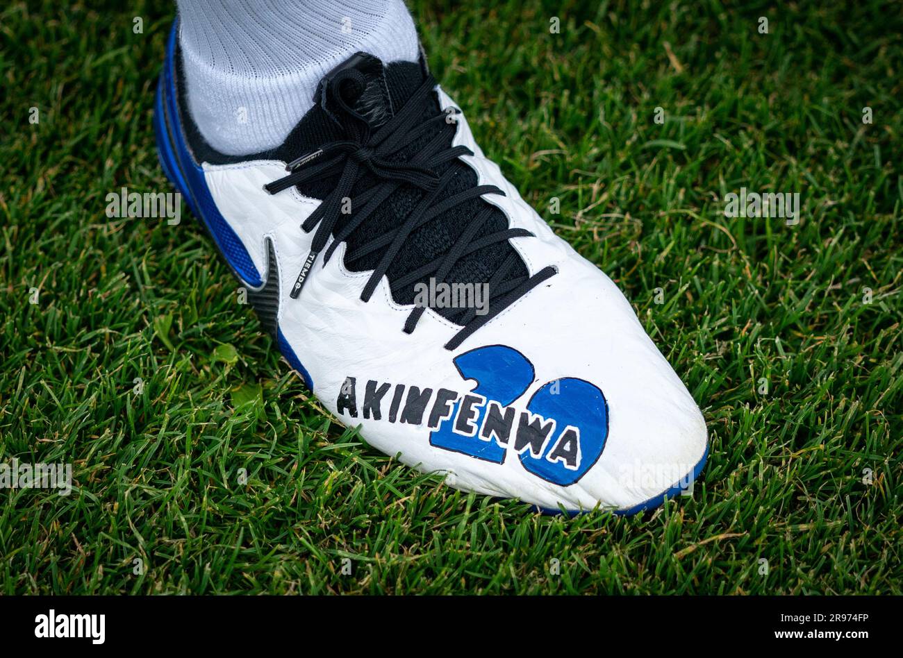 Las botas de fútbol Nike Tiempo personalizadas de Adebayo Akinfenwa de  Wycombe Wanderers durante la sesión de entrenamiento de Wycombe Wanderers  en Adams Park, Hig Fotografía de stock - Alamy