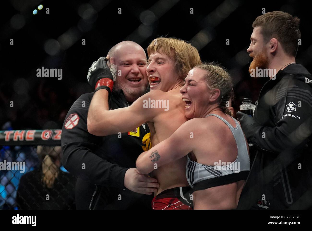 Paddy The Baddy Pimblett de Inglaterra celebra su victoria con Molly  Meatball McCann de Inglaterra - Ligero - Paddy Pimblett def. Kazula  Vargas - S Fotografía de stock - Alamy