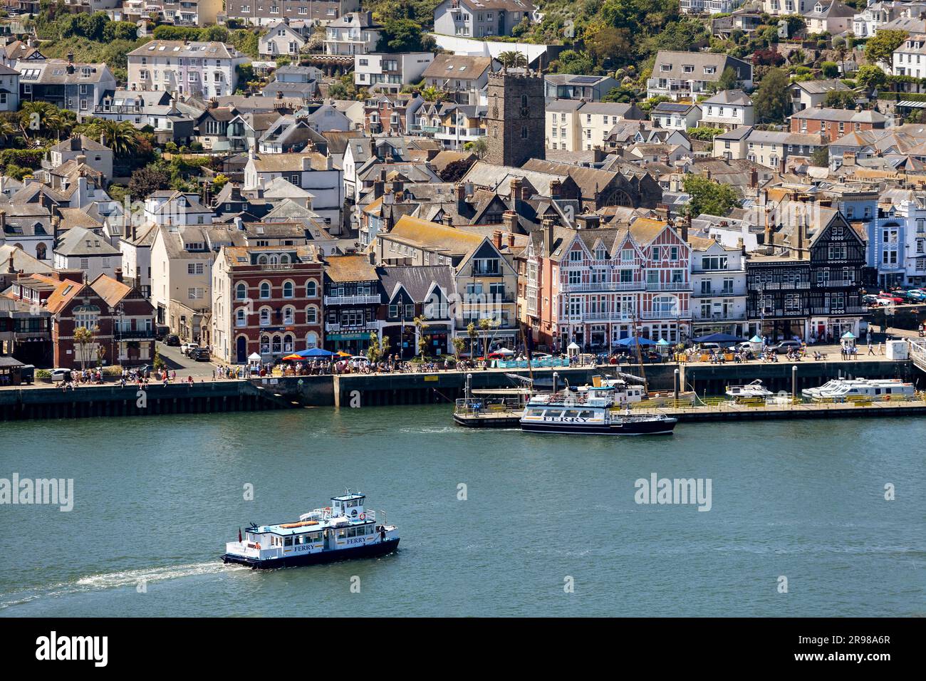 La histórica ciudad de Dartmouth vista desde Kingswear en Devon, Reino Unido. Foto de stock
