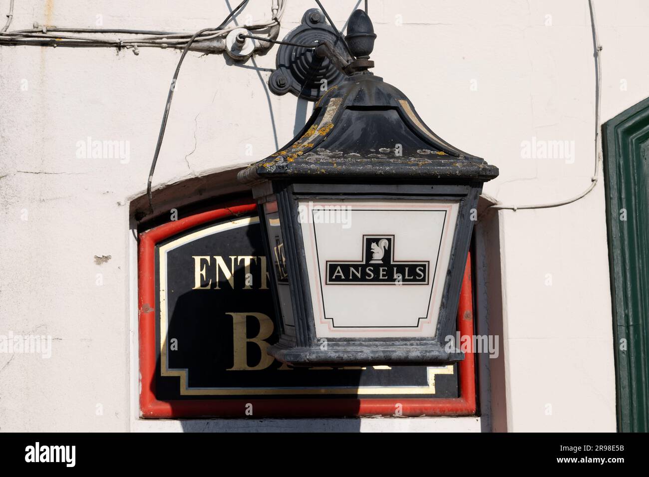 Una antigua lámpara de pub Ansells, Woodlands Tavern, Leamington Spa, Warwickshire, Reino Unido Foto de stock