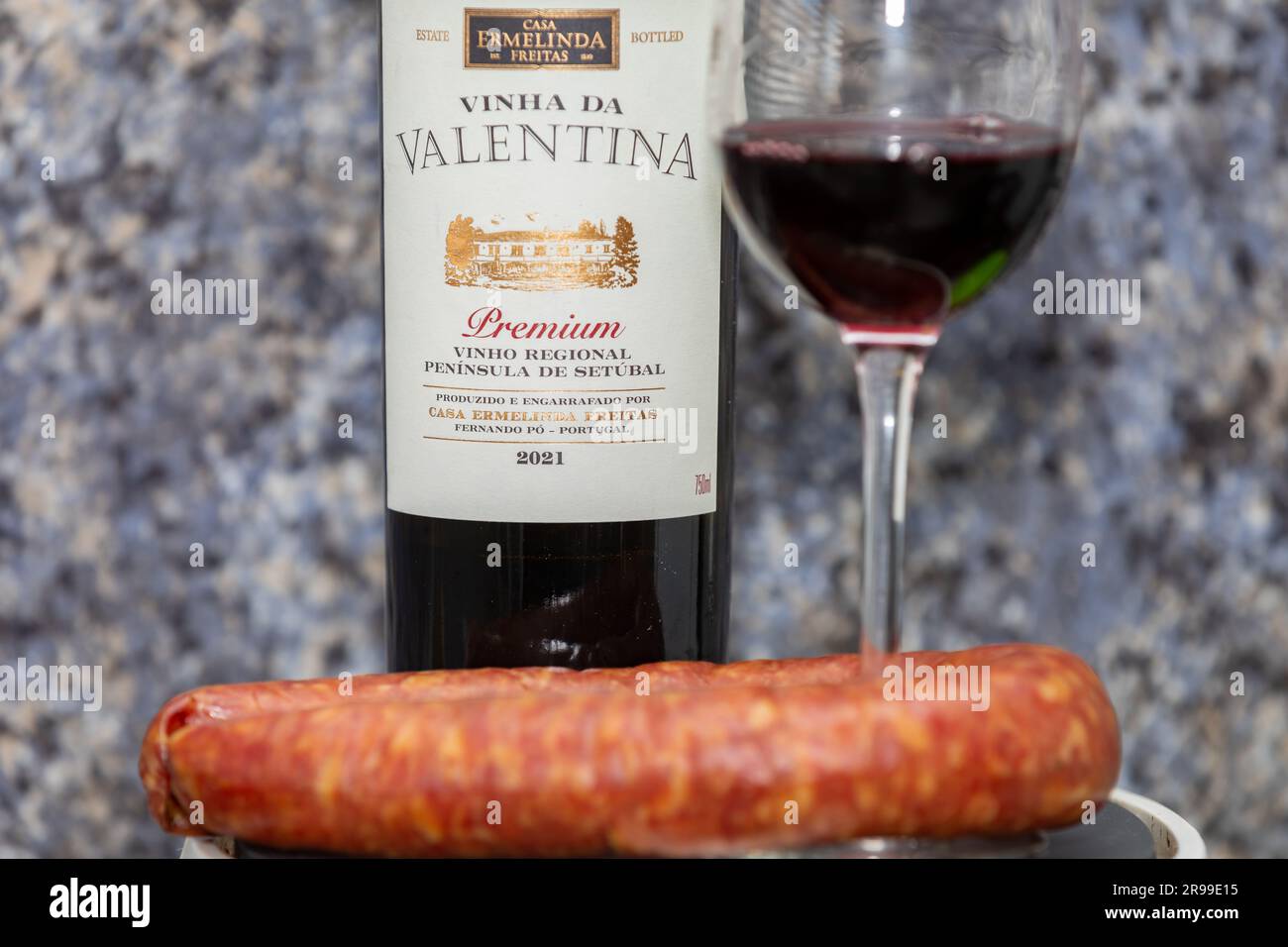 Típico salami colonial con botella de vino tinto y copa. Comida tradicional italiana. Foto de stock