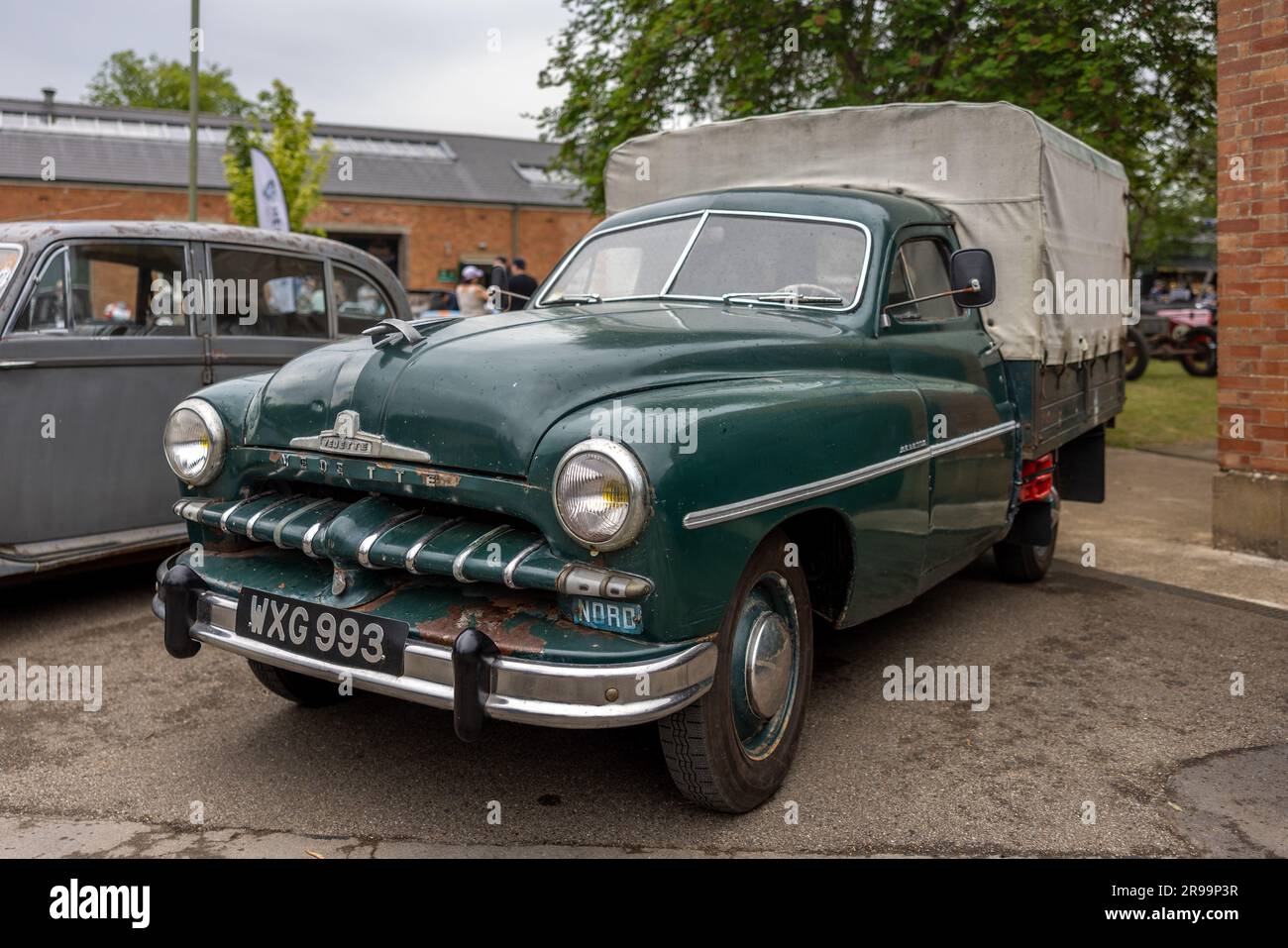 Camioneta 1952 Ford Vedette 'WXG 993' en exhibición en el volante Bicester celebrado en el Centro de Patrimonio Bicester en el 17 de junio de 2023. Foto de stock