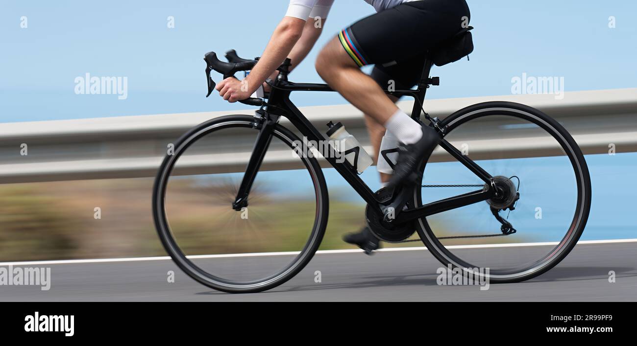 Ciclismo Fitness Y Hombre Con Bicicleta a La Velocidad De La Carretera Y  Acción Con El Movimiento De Desenfoque Del Ciclista Exter Imagen de archivo  - Imagen de libertad, seguro: 271393913