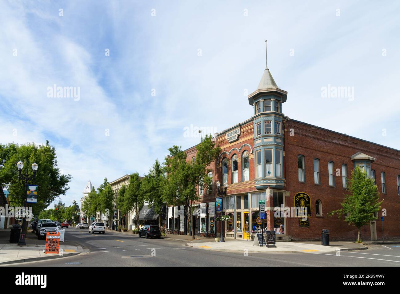 Independence, OR, EE.UU. - 13 de junio de 2023; esquina del edificio JS Cooper Block en el centro de Independence Oregon Foto de stock