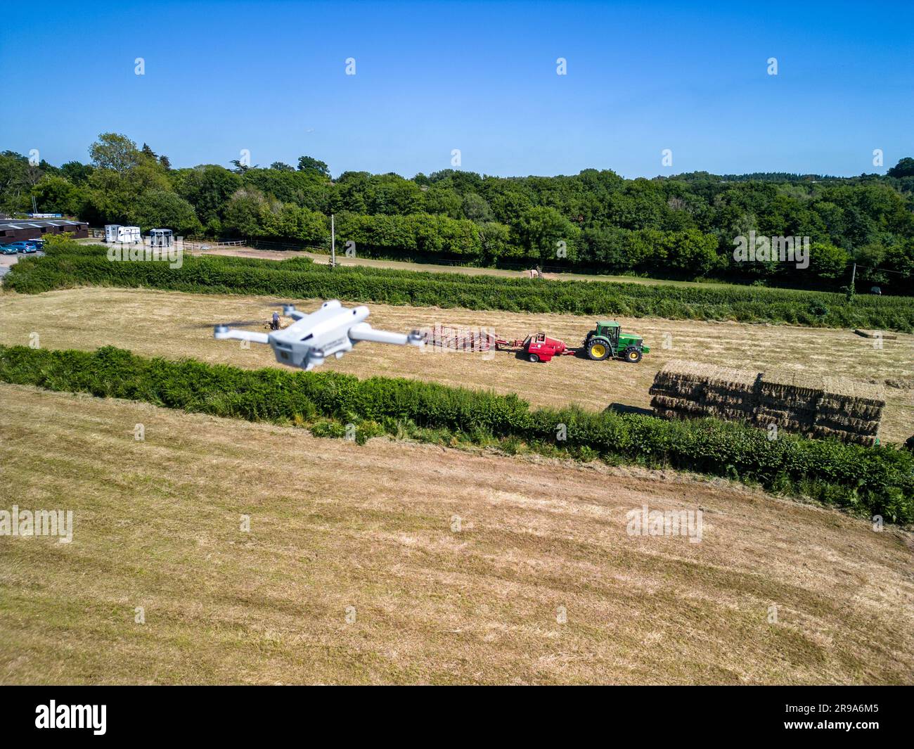 Drone tomando fotos de la agricultura agrícola Foto de stock