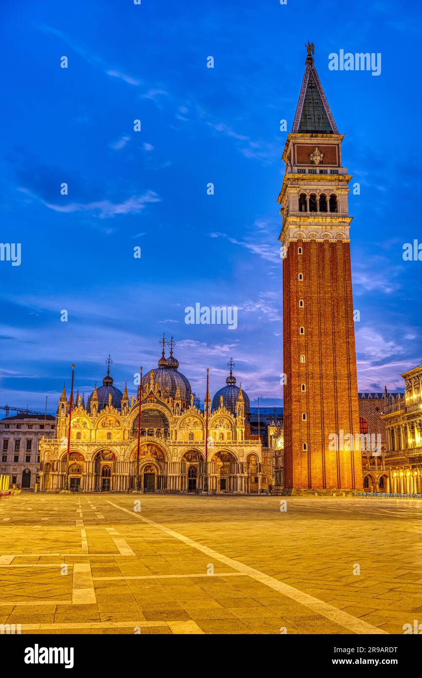 Piazza San Marco en Venecia con el Campanario y la Catedral por la noche Foto de stock