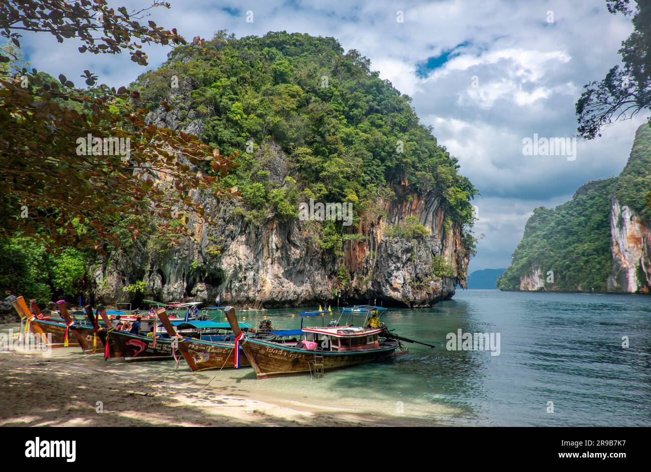 Barcos turísticos Hong Island Krabi Provincia Andaman Mar Tailandia 1 Foto de stock