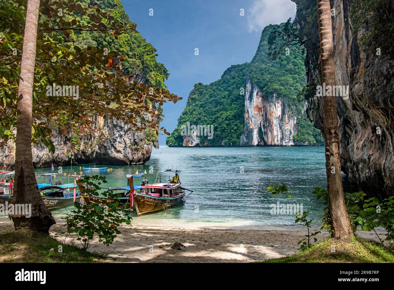 Barcos turísticos Hong Island Krabi Provincia Andaman Mar Tailandia Foto de stock