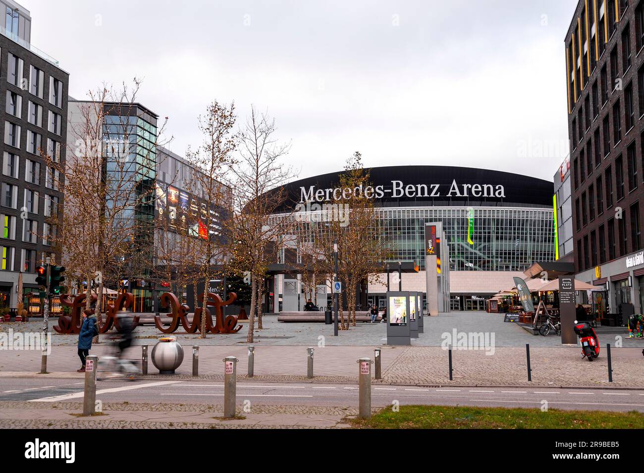 Berlín, ALEMANIA - 17 de diciembre de 2021: Se inauguró la vista exterior del Mercedez Benz Arena, un estadio interior multiusos en Friedrichshain, Berlín, Alemania Foto de stock