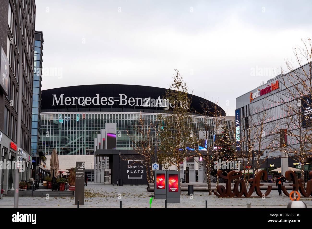 Berlín, ALEMANIA - 17 de diciembre de 2021: Se inauguró la vista exterior del Mercedez Benz Arena, un estadio interior multiusos en Friedrichshain, Berlín, Alemania Foto de stock