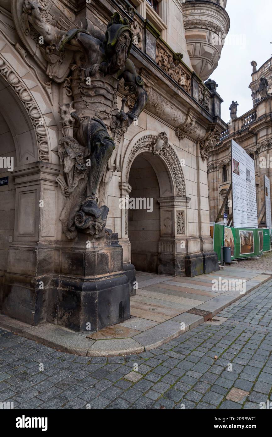 Dresde, Alemania - 19 de diciembre de 2021: La antigua Puerta de Jorge o Georgentor en el casco antiguo, Altstadt de Dresde, la capital de Sajonia, Alemania. Foto de stock
