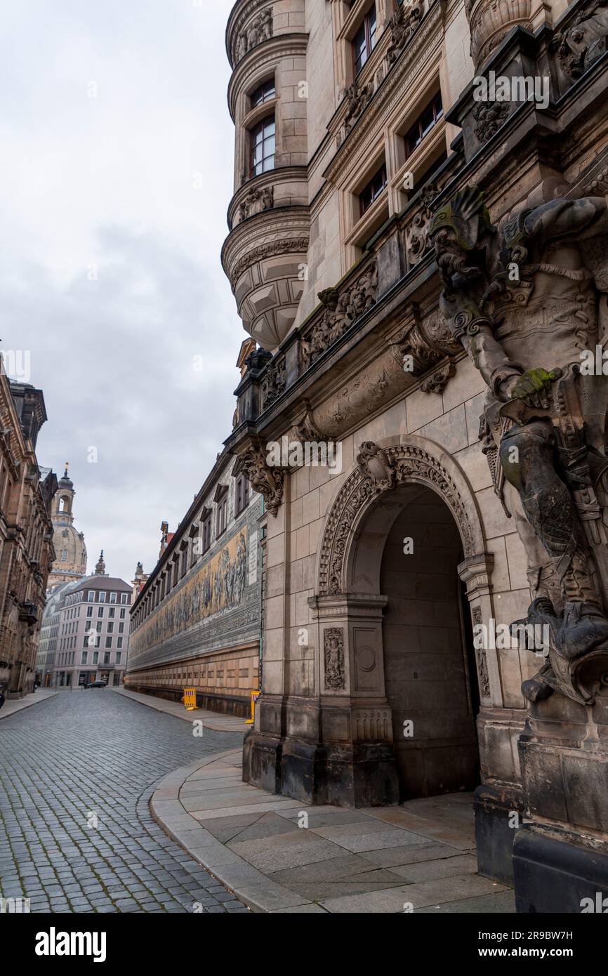 Dresde, Alemania - 19 de diciembre de 2021: La antigua Puerta de Jorge o Georgentor en el casco antiguo, Altstadt de Dresde, la capital de Sajonia, Alemania. Foto de stock