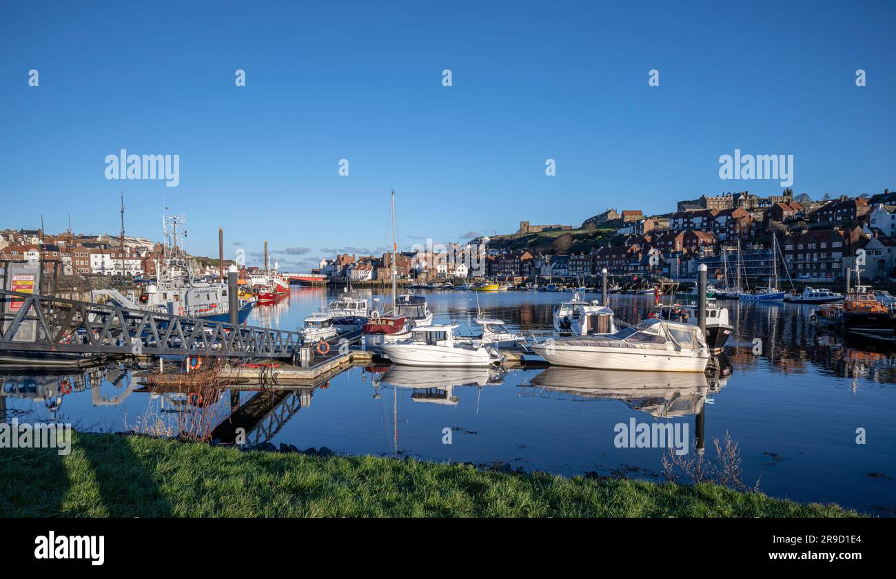 Barcos amarrados en el puerto deportivo del puerto interior de Whitby Foto de stock