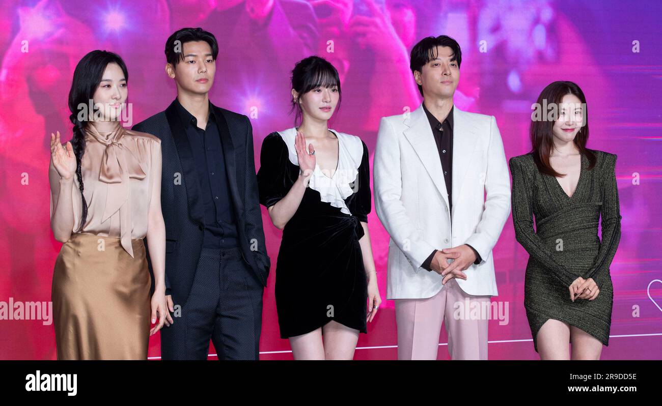 Seúl, Corea del Sur. 26º de junio de 2023. (De izquierda a derecha) Los actores surcoreanos Lee Chung-ah, Kang Min-hyuk, miembro de la banda de rock CNBLUE, Park Gyu-young, Lee Dong-hun, Jun Hyo-seong y el director Kim Chul-gyu, photocall para la conferencia de prensa de la película Celebrity de Netflix Series en Seúl, Corea del Sur el 26 de junio de 2023. La película se estrenará el 30 de junio. (Foto por Lee Young-ho/Sipa USA) Crédito: SIPA USA/Alamy Live News Foto de stock