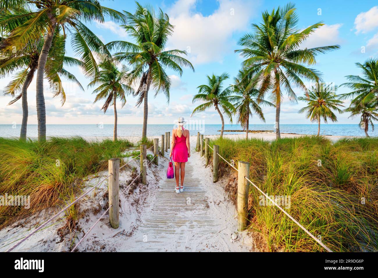 Smathers Beach, Sunrise bellamente enmarcado por palmeras Key West, Florida, Estados Unidos Foto de stock