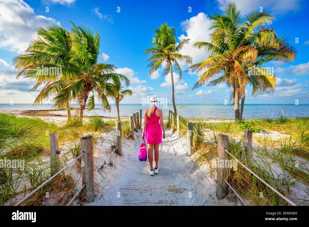 Smathers Beach, Sunrise bellamente enmarcado por palmeras Key West, Florida, Estados Unidos Foto de stock