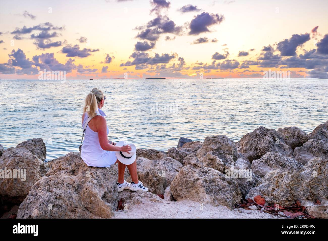 Mujer viendo la puesta de sol en Fort Zachary Beach Key West, Florida, EE.UU Foto de stock