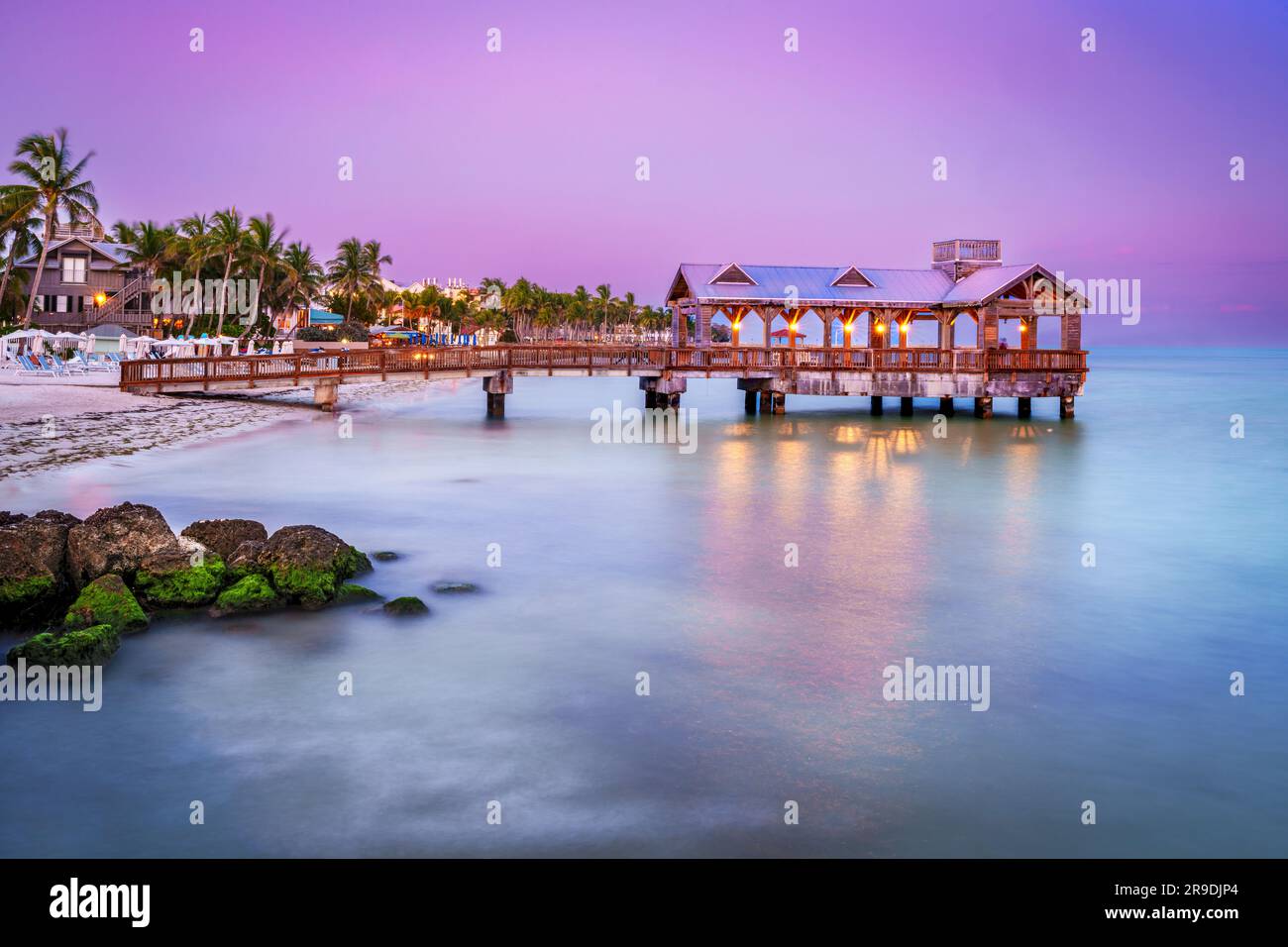 Muelle de madera tropical, Sunset Key West, Florida, Estados Unidos Foto de stock