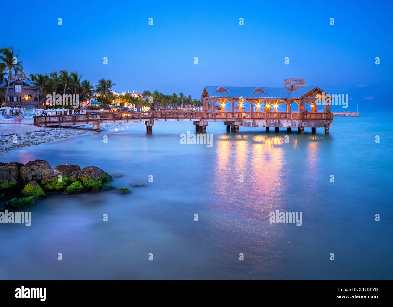 Tropical Wooden Pier, Sunrise Key West, Florida, Estados Unidos Foto de stock