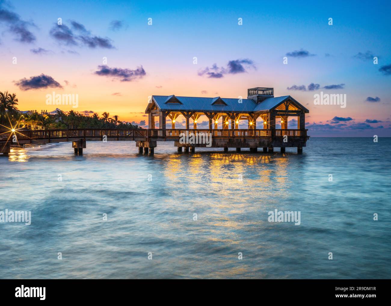 Tropical Wooden Pier, Sunrise Key West, Florida, Estados Unidos Foto de stock