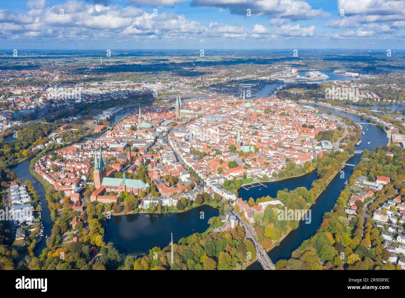 Ciudad de Luebeck rodeada por los ríos Wakenitz y Trave, vista aérea. Schleswig-Holstein, Alemania Foto de stock