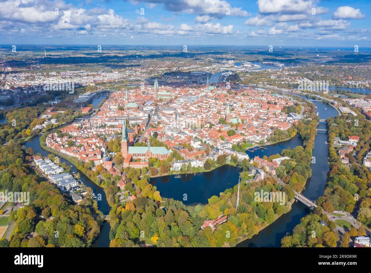 Ciudad de Luebeck rodeada por los ríos Wakenitz y Trave, vista aérea. Schleswig-Holstein, Alemania Foto de stock