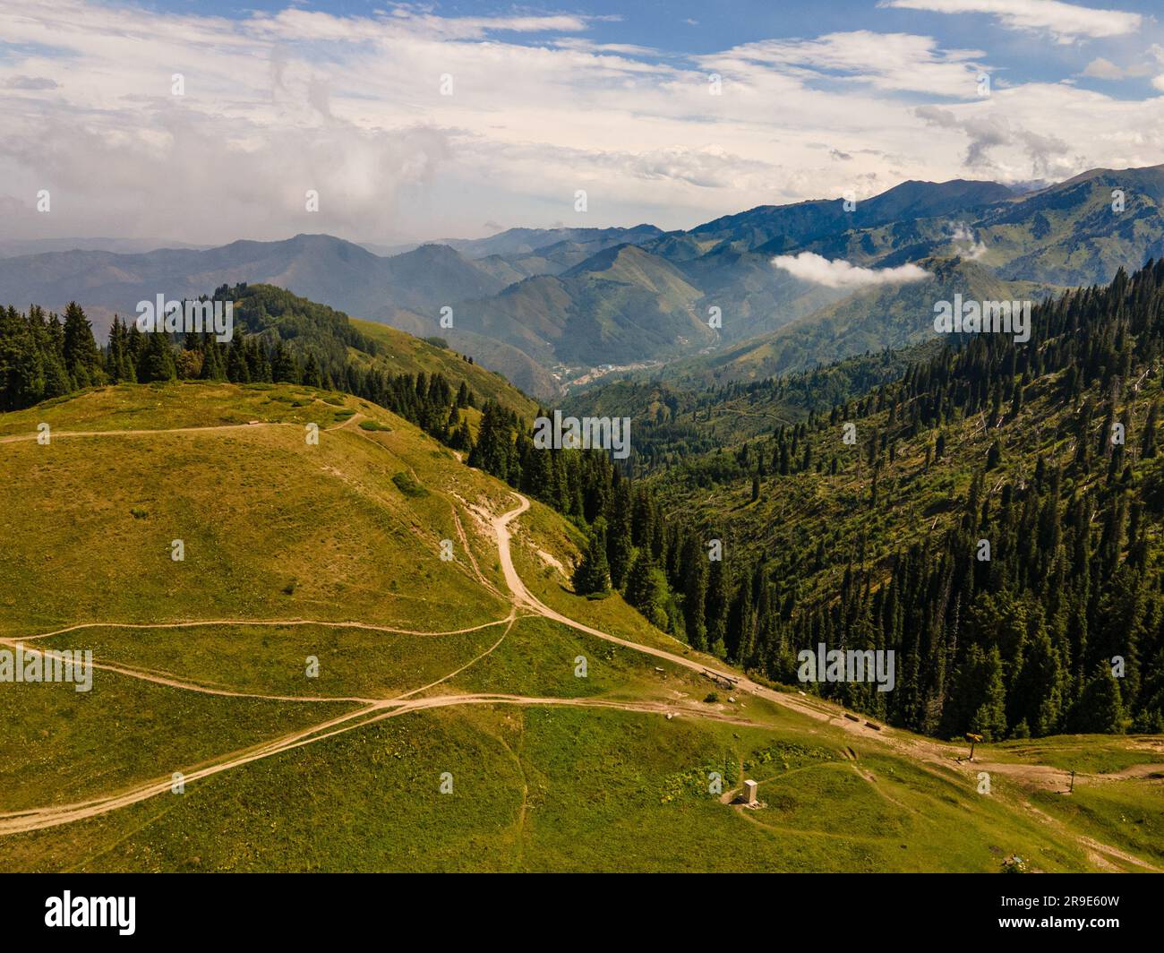 Vista aérea de Kok-Zhailau en el parque nacional de Ile-Alatau en Kazajstán. Asia Central Viajes. Drone Fotografía Kazajstán. Foto de stock