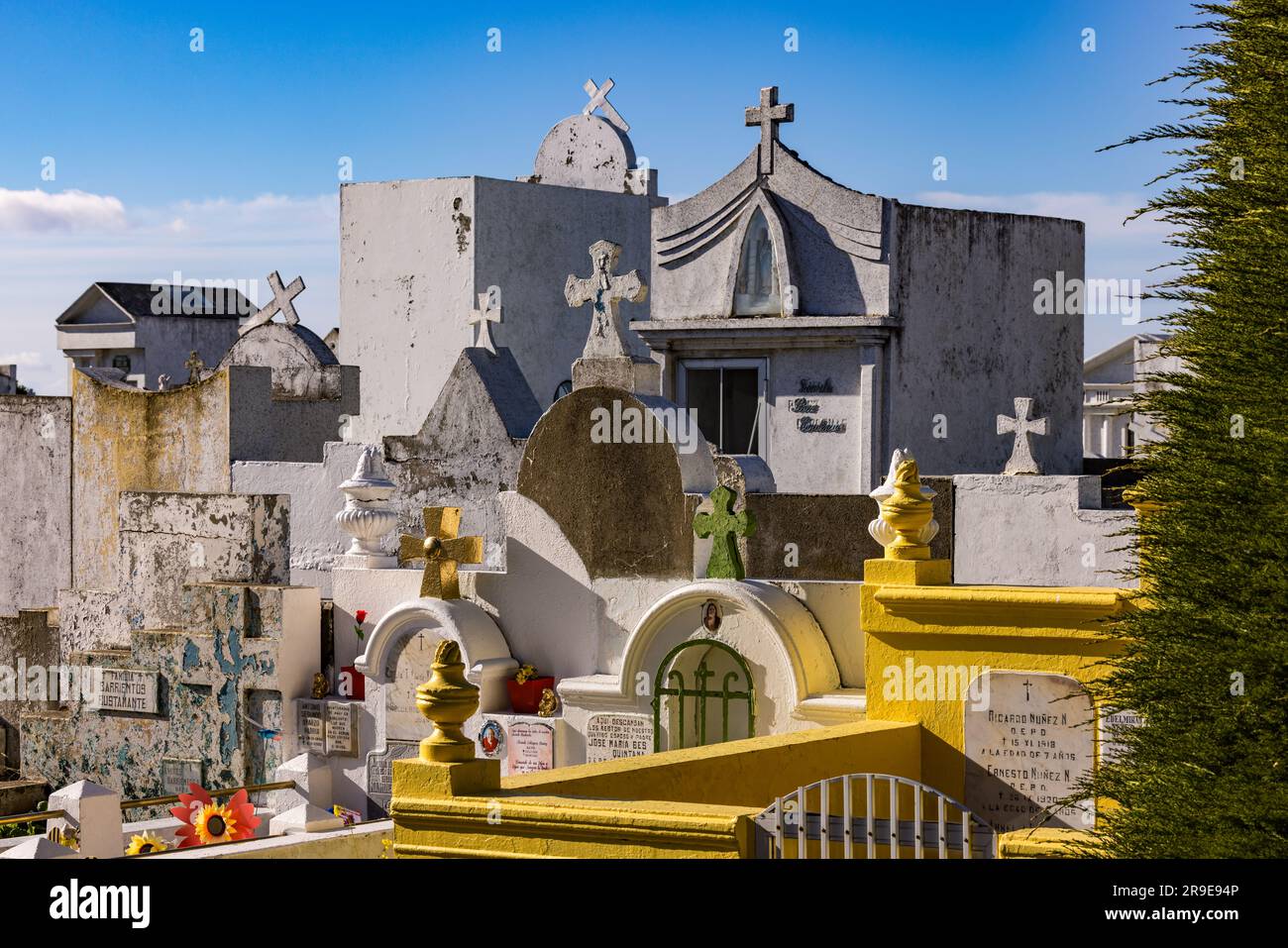 Lápidas y opulentas tumbas en el impresionante cementerio de Punta