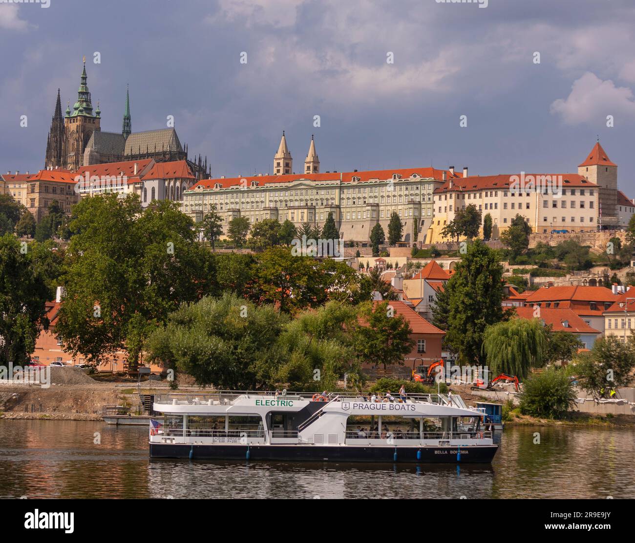 PRAGA, REPÚBLICA CHECA, EUROPA - Crucero en barco por el río Moldava. Catedral de San Vito, arriba a la izquierda, y Castillo de Praga. Foto de stock