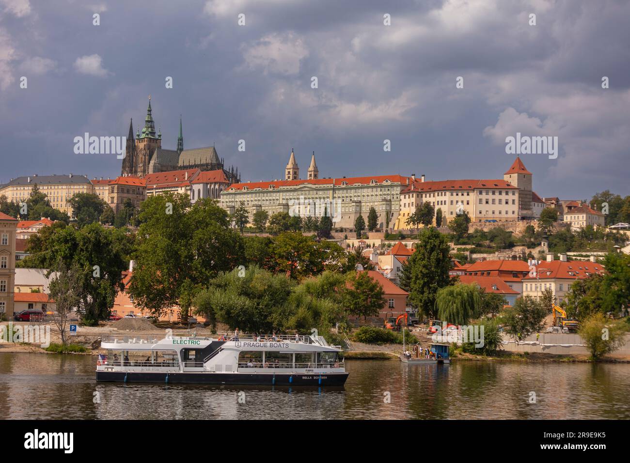 PRAGA, REPÚBLICA CHECA, EUROPA - Crucero en barco por el río Moldava. Catedral de San Vito, arriba a la izquierda, y Castillo de Praga. Foto de stock