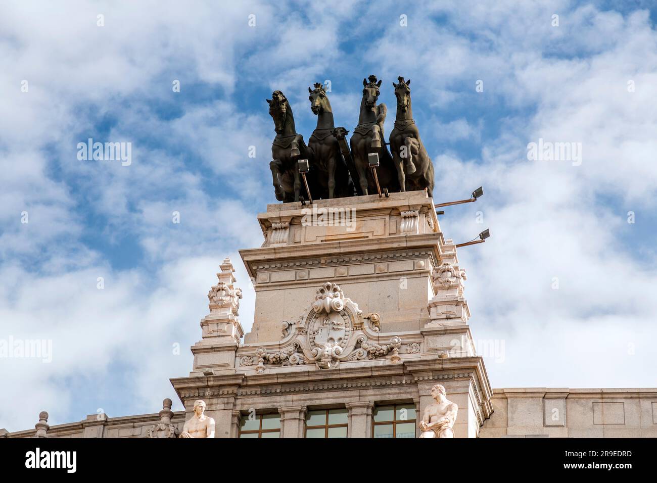 Madrid, España - 19 DE FEBRERO de 2022: El Banco Bilbao Vizcaya es un edificio situado en la calle de Alcalá. Proyectado en 1919 por el arquitecto Ricardo Bastida, y b Foto de stock