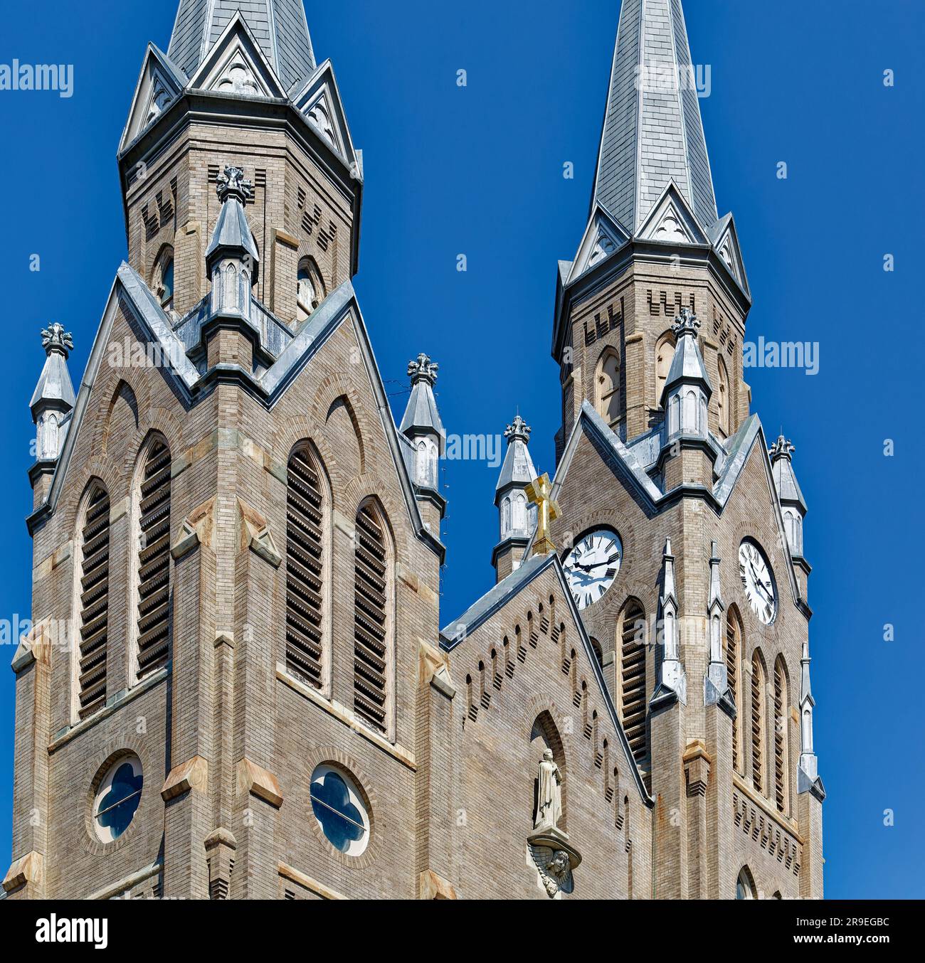 St. De ladrillo y piedra Stanislaus Kostka Church en Greenpoint es la