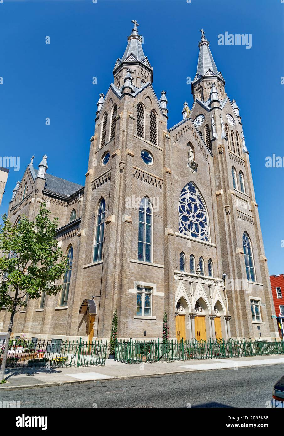 St. De ladrillo y piedra Stanislaus Kostka Church en Greenpoint es la