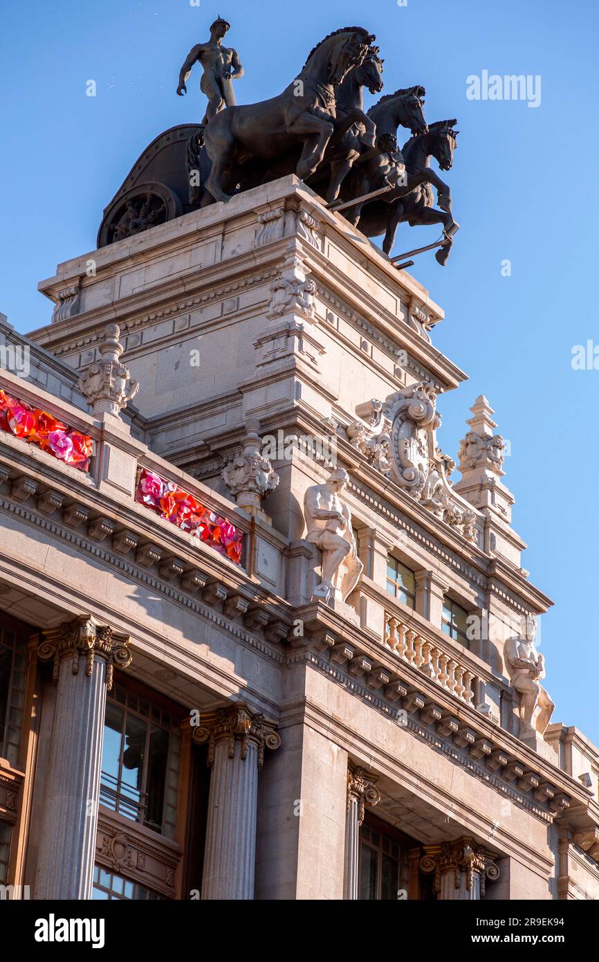Madrid, España - 19 DE FEBRERO de 2022: El Banco Bilbao Vizcaya es un edificio situado en la calle de Alcalá. Proyectado en 1919 por el arquitecto Ricardo Bastida, y b Foto de stock