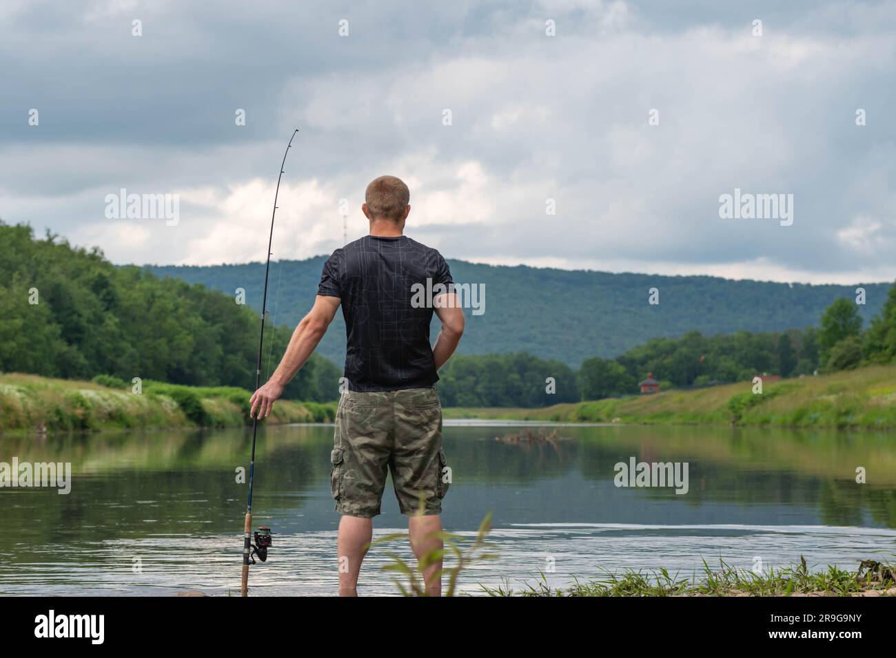 Senderismo pesca estilo de vida activo copia espacio actividad de día de verano Foto de stock