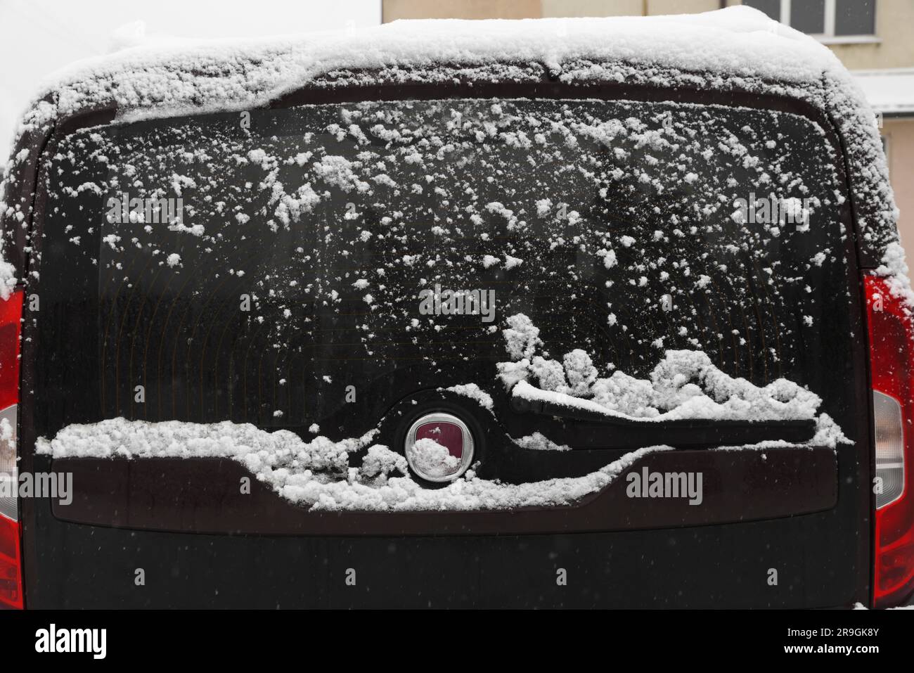 Ventana del coche limpia de la nieve con la escobilla del limpiaparabrisas  trasero al aire libre en el día de invierno Fotografía de stock - Alamy