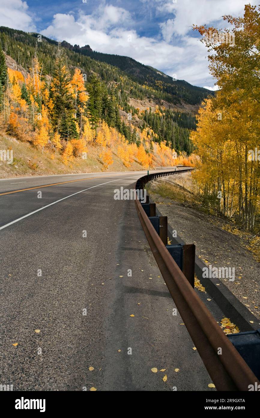 Autopista de otoño en Wolf Creek Pass, Colorado Foto de stock