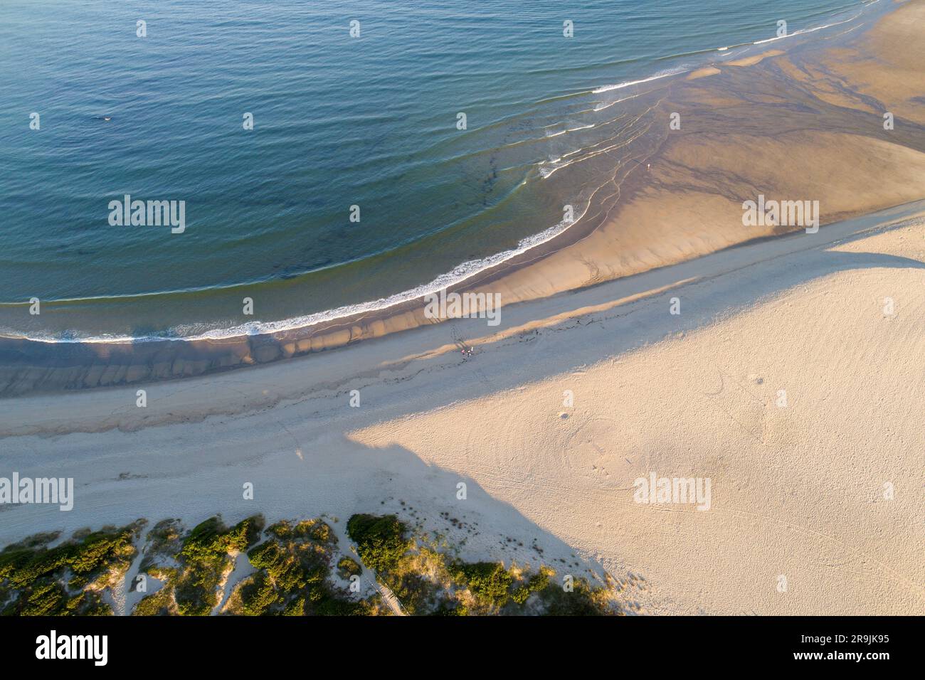 vista aérea desde arriba de una playa de aguas tranquilas al amanecer Foto de stock