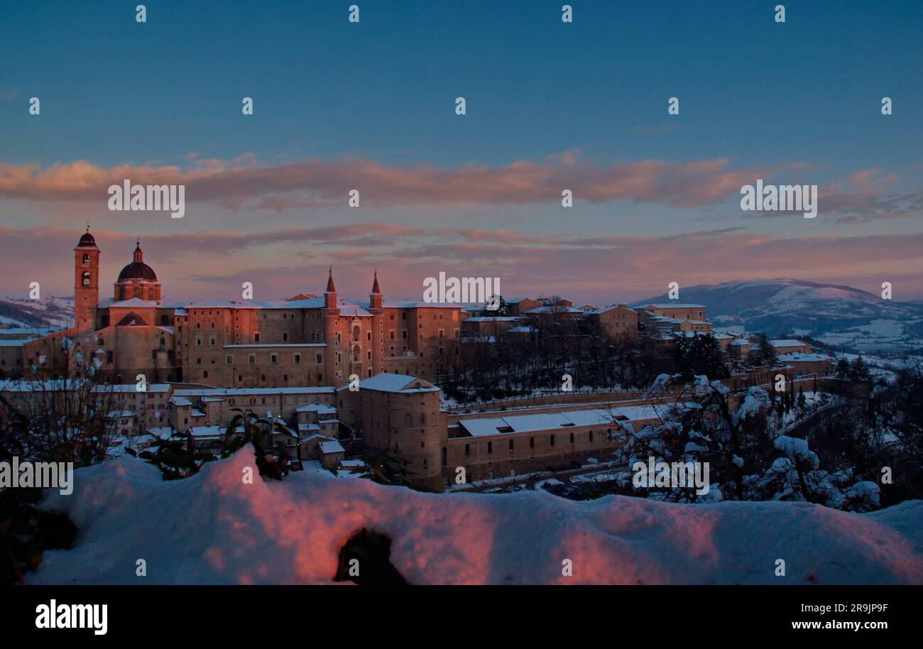 panorama invernal de Urbino Foto de stock